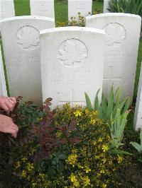Canada Cemetery Tilloy Les Cambrai - Belzil, X